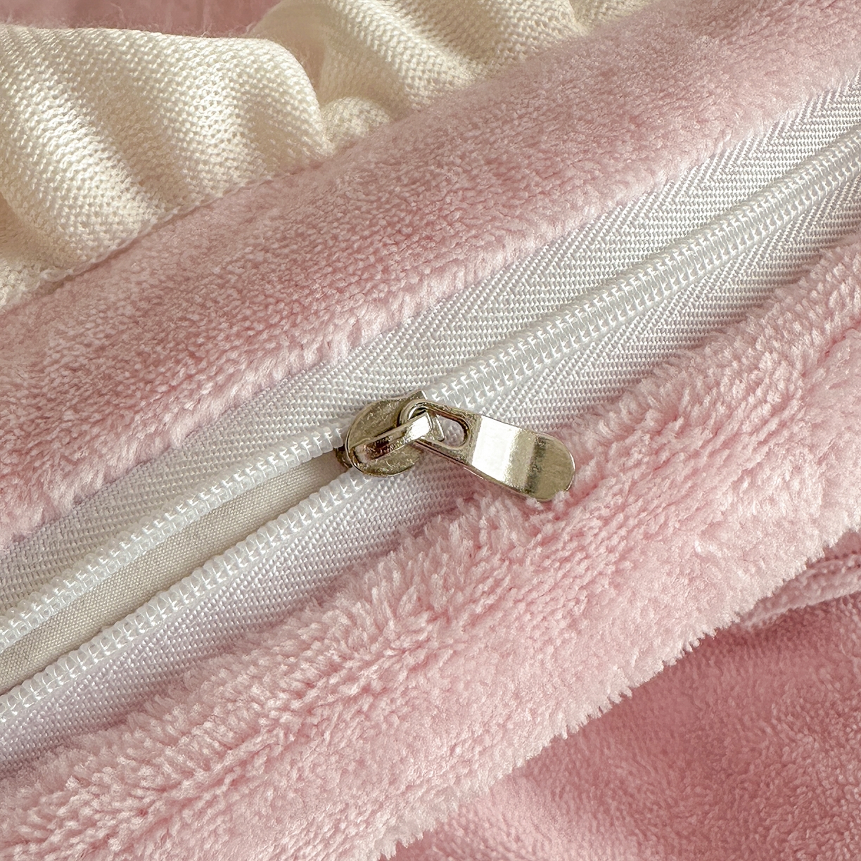 91家纺网 家纺一手货源 找家纺 逸尚阁 2025新款高克重雕花牛奶绒四件套-雅诺 雅诺·香气粉