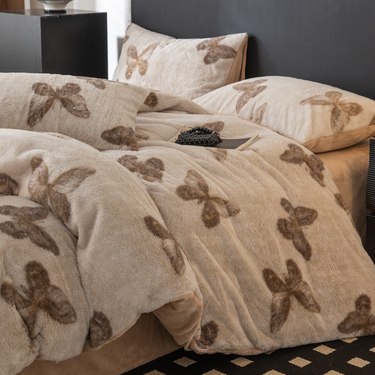 91家纺网 家纺一手货源 找家纺 （总）女子家纺 2025新款印花兔兔绒+纯色牛奶绒双拼四件套