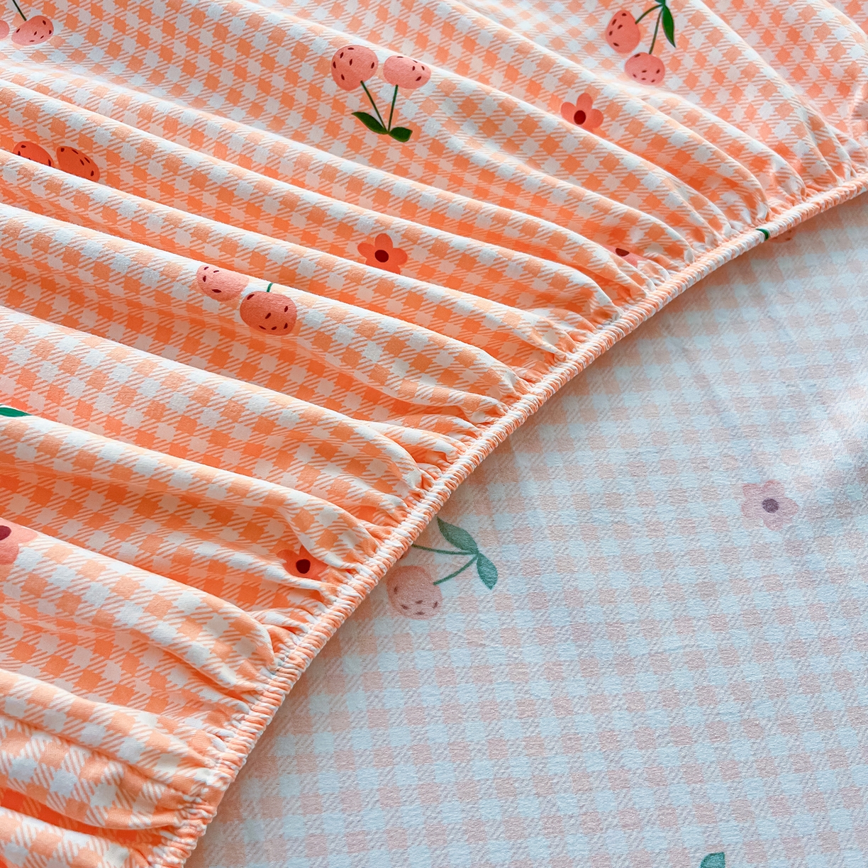 91家纺网 家纺一手货源 找家纺 金泰莱 2025新款木棉双层纱印花床笠 小樱桃