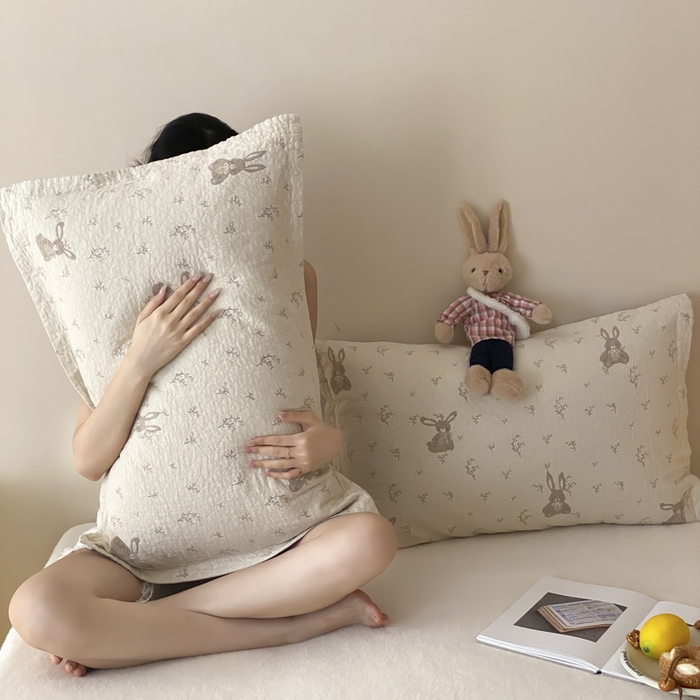 91家纺网 家纺一手货源 找家纺 麻依 2025新款安心棉纱布枕套全棉四层纱布枕套 花园小兔