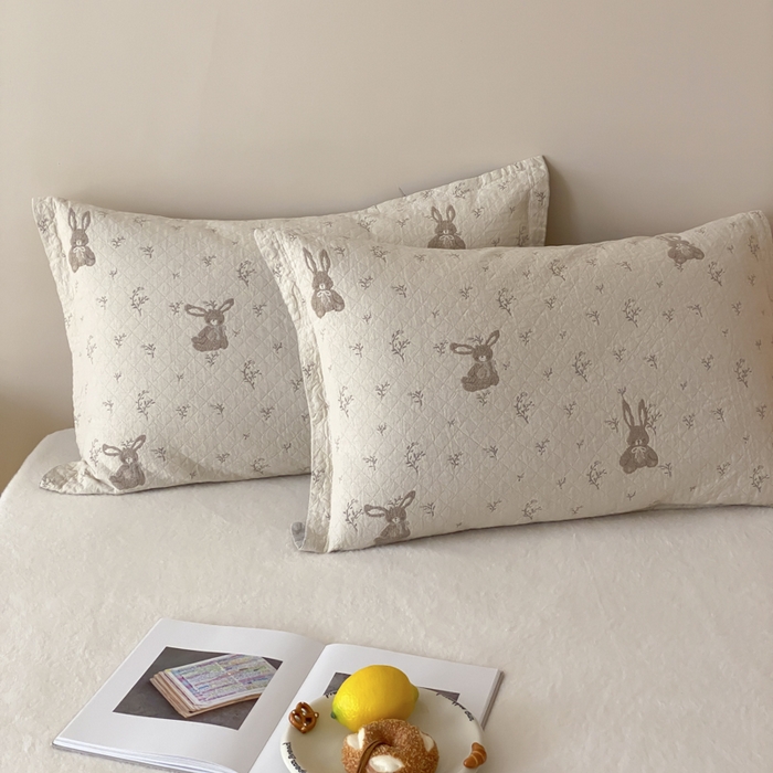 91家纺网 家纺一手货源 找家纺 麻依 2025新款安心棉纱布枕套全棉四层纱布枕套 花园小兔