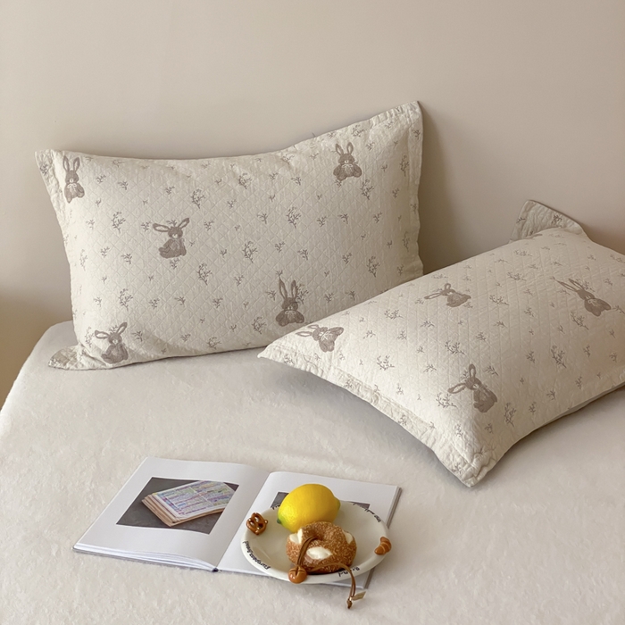 91家纺网 家纺一手货源 找家纺 麻依 2025新款安心棉纱布枕套全棉四层纱布枕套 花园小兔