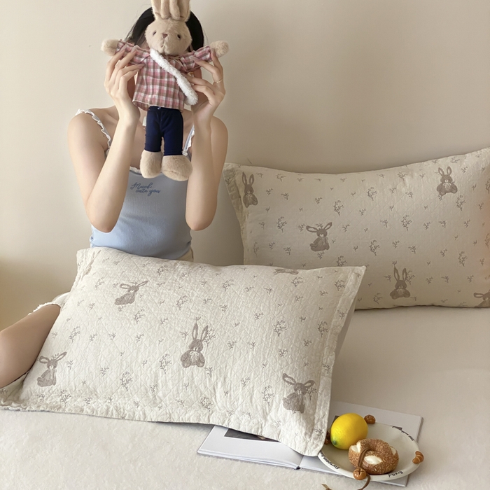 91家纺网 家纺一手货源 找家纺 麻依 2025新款安心棉纱布枕套全棉四层纱布枕套 花园小兔