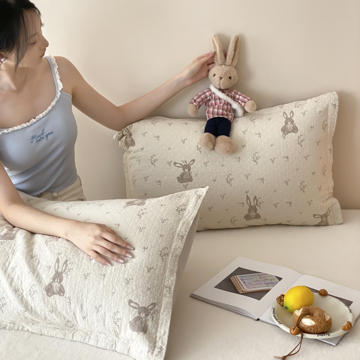 91家纺网 家纺一手货源 找家纺 麻依 2025新款安心棉纱布枕套全棉四层纱布枕套 花园小兔