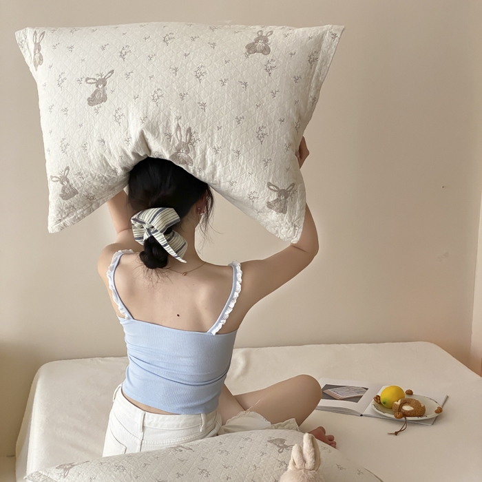 91家纺网 家纺一手货源 找家纺 麻依 2025新款安心棉纱布枕套全棉四层纱布枕套 花园小兔