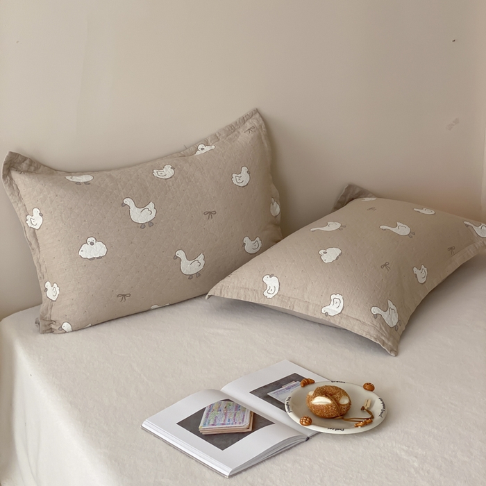 91家纺网 家纺一手货源 找家纺 麻依 2025新款安心棉纱布枕套全棉四层纱布枕套 可爱鸭鸭