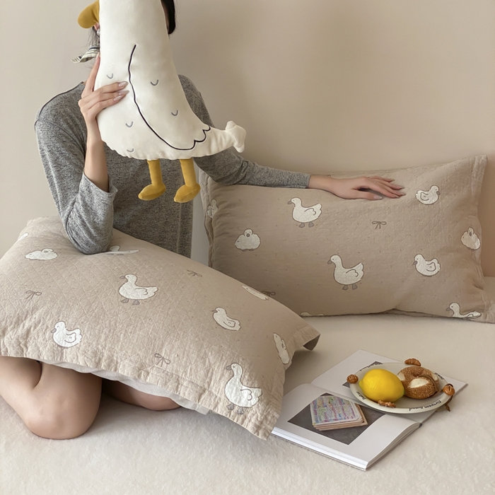 91家纺网 家纺一手货源 找家纺 麻依 2025新款安心棉纱布枕套全棉四层纱布枕套 可爱鸭鸭
