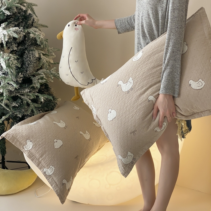 91家纺网 家纺一手货源 找家纺 麻依 2025新款安心棉纱布枕套全棉四层纱布枕套 可爱鸭鸭