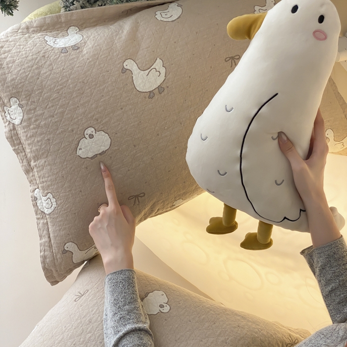 91家纺网 家纺一手货源 找家纺 麻依 2025新款安心棉纱布枕套全棉四层纱布枕套 可爱鸭鸭