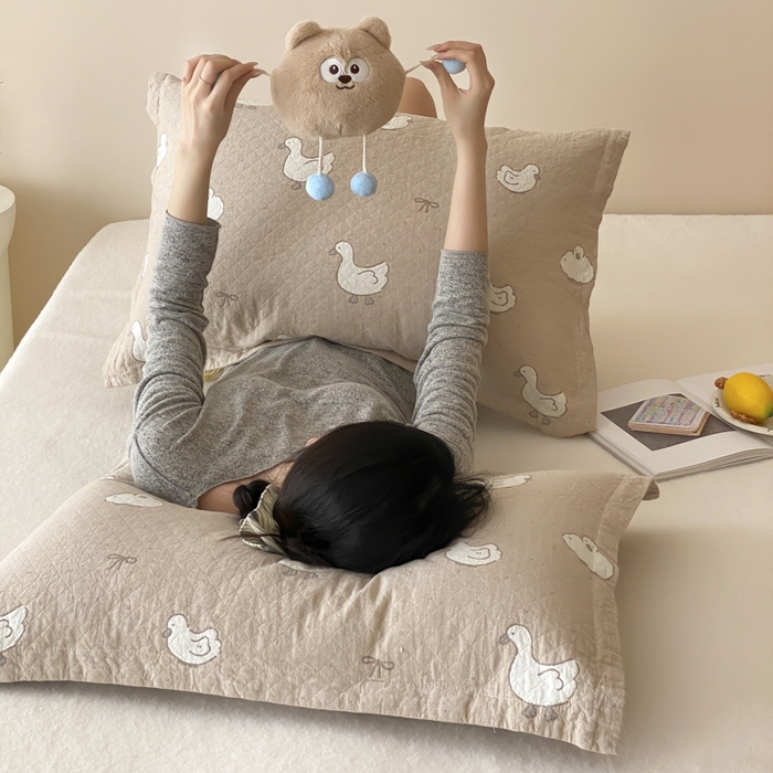 91家纺网 家纺一手货源 找家纺 麻依 2025新款安心棉纱布枕套全棉四层纱布枕套 可爱鸭鸭