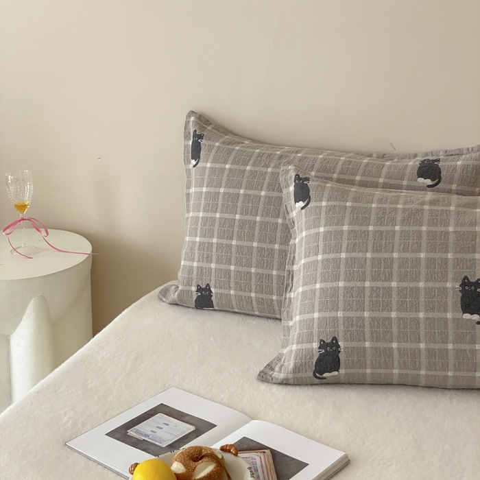 91家纺网 家纺一手货源 找家纺 麻依 2025新款安心棉纱布枕套全棉四层纱布枕套 可可猫咪-奶茶色