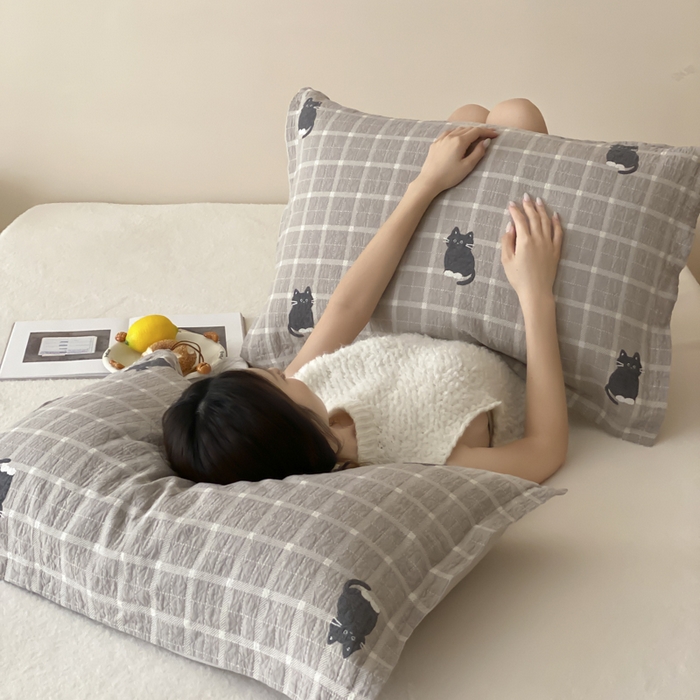 91家纺网 家纺一手货源 找家纺 麻依 2025新款安心棉纱布枕套全棉四层纱布枕套 可可猫咪-奶茶色