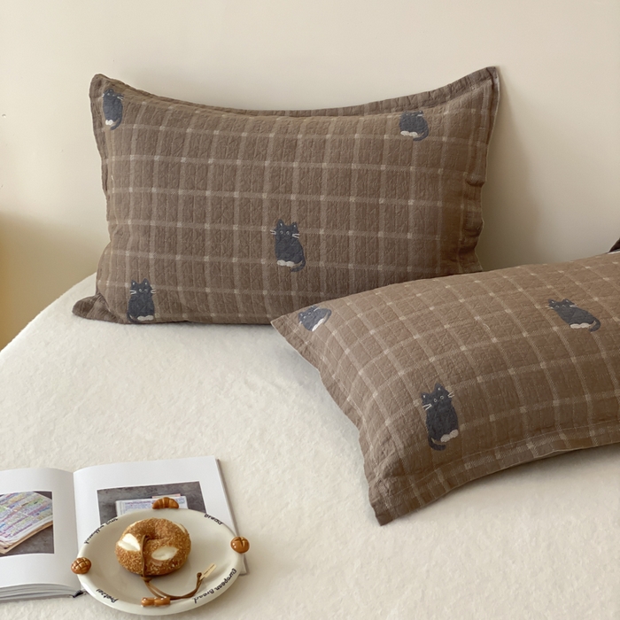 91家纺网 家纺一手货源 找家纺 麻依 2025新款安心棉纱布枕套全棉四层纱布枕套 可可猫咪-深咖