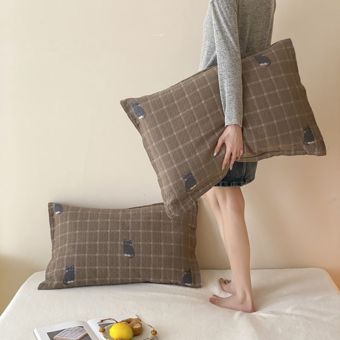 91家纺网 家纺一手货源 找家纺 麻依 2025新款安心棉纱布枕套全棉四层纱布枕套 可可猫咪-深咖