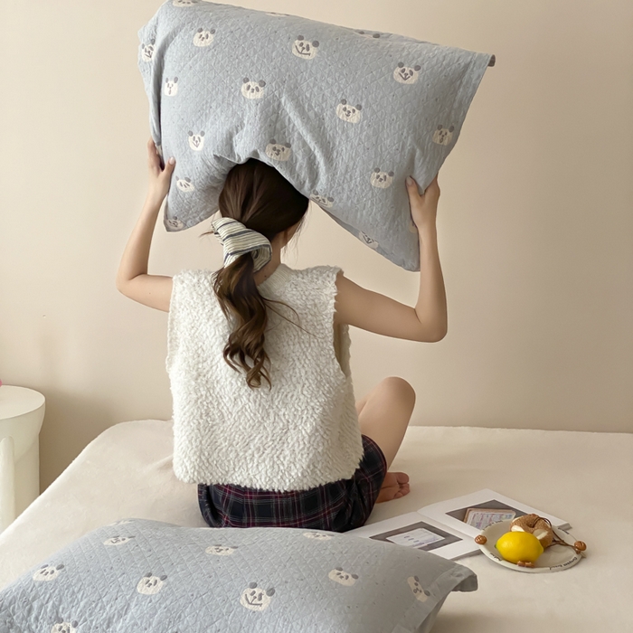 91家纺网 家纺一手货源 找家纺 麻依 2025新款安心棉纱布枕套全棉四层纱布枕套 蓝色熊猫