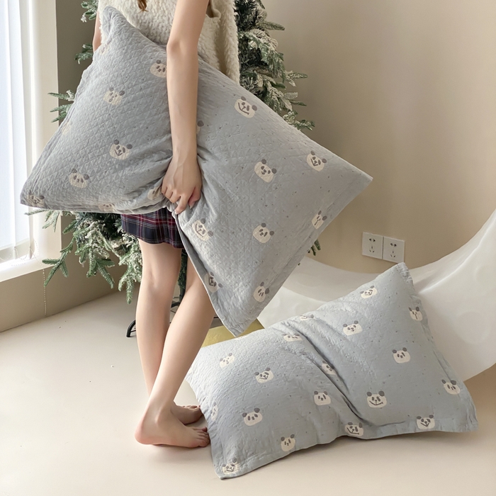 91家纺网 家纺一手货源 找家纺 麻依 2025新款安心棉纱布枕套全棉四层纱布枕套 蓝色熊猫