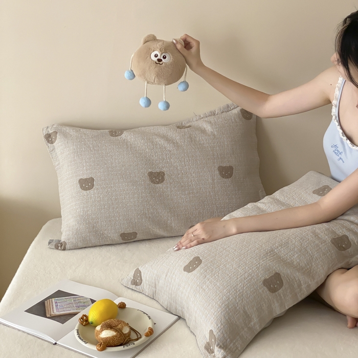 91家纺网 家纺一手货源 找家纺 麻依 2025新款安心棉纱布枕套全棉四层纱布枕套 小熊格格