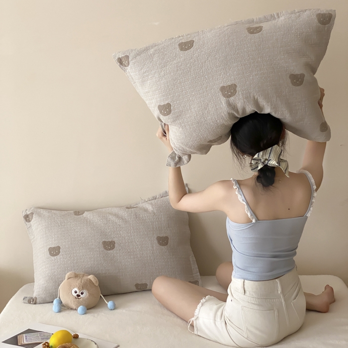 91家纺网 家纺一手货源 找家纺 麻依 2025新款安心棉纱布枕套全棉四层纱布枕套 小熊格格