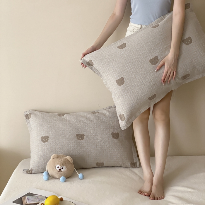 91家纺网 家纺一手货源 找家纺 麻依 2025新款安心棉纱布枕套全棉四层纱布枕套 小熊格格