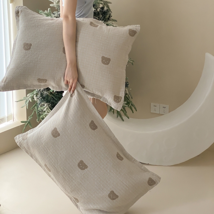 91家纺网 家纺一手货源 找家纺 麻依 2025新款安心棉纱布枕套全棉四层纱布枕套 小熊格格