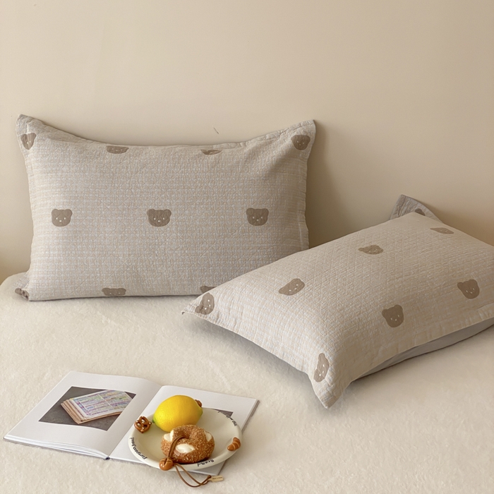 91家纺网 家纺一手货源 找家纺 麻依 2025新款安心棉纱布枕套全棉四层纱布枕套 小熊格格