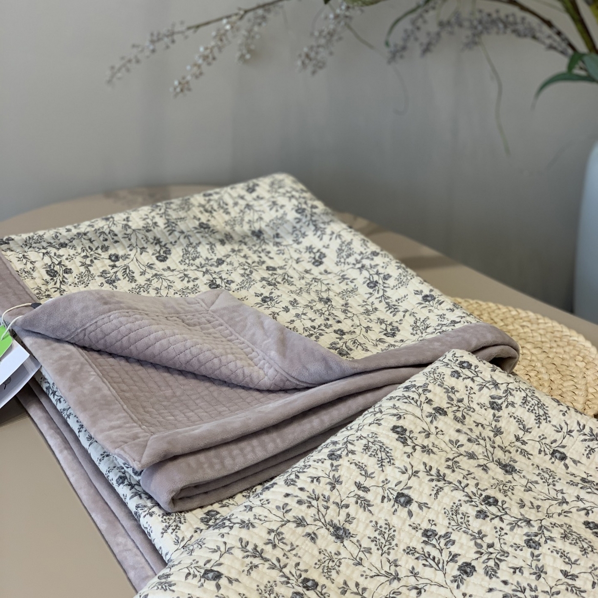 91家纺网 家纺一手货源 找家纺 汇庭 2025秋冬新款纱布绒单品床盖系列 紫珍妮