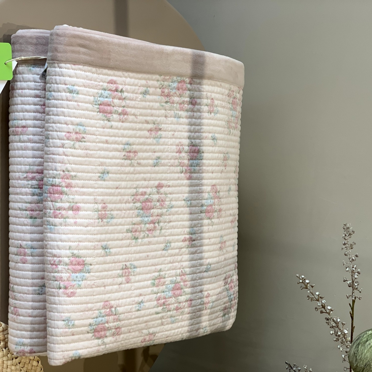 91家纺网 家纺一手货源 找家纺 汇庭 2025秋冬新款纱布绒单品床盖系列 薇薇粉