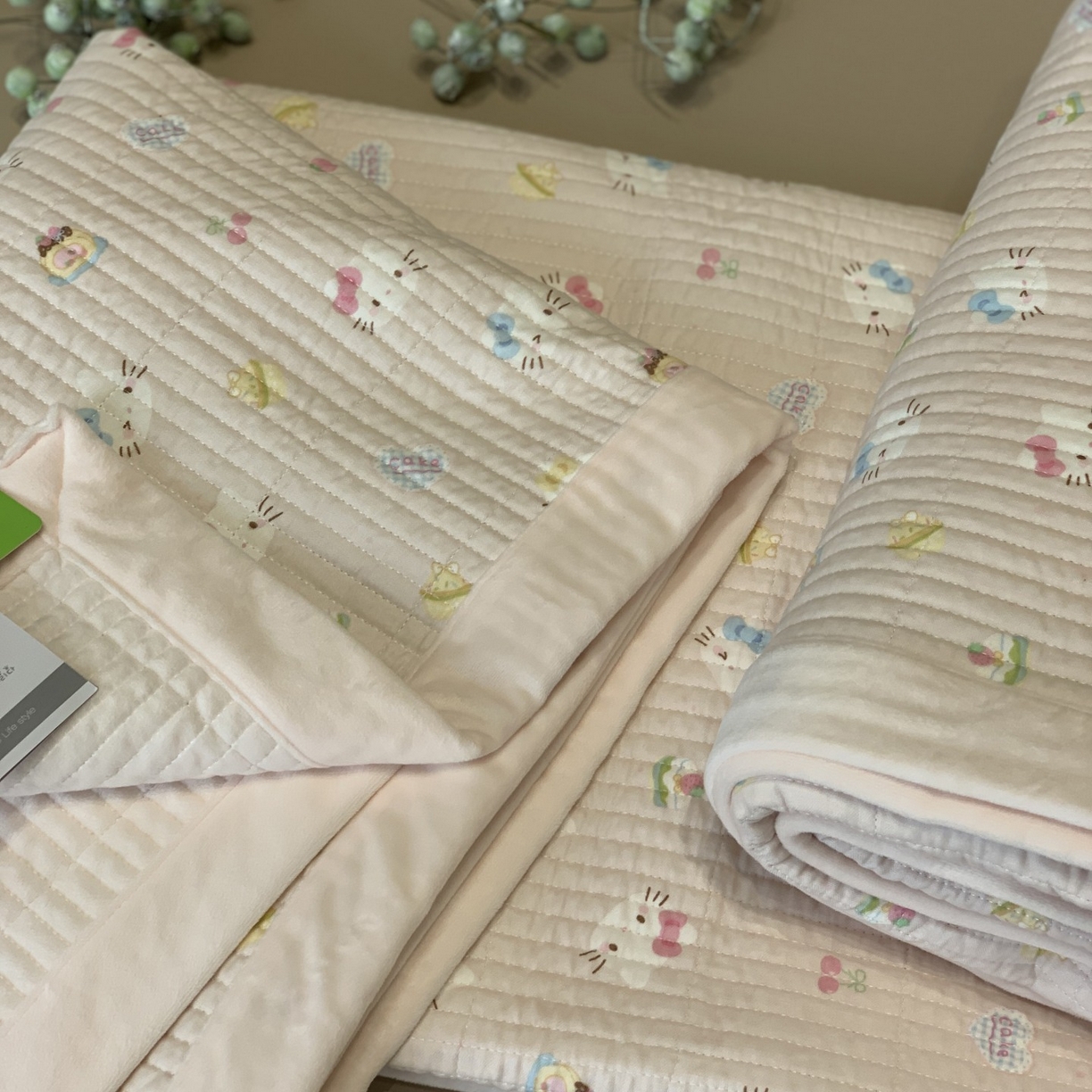 91家纺网 家纺一手货源 找家纺 汇庭 2025秋冬新款纱布绒单品床盖系列 猫猫成员