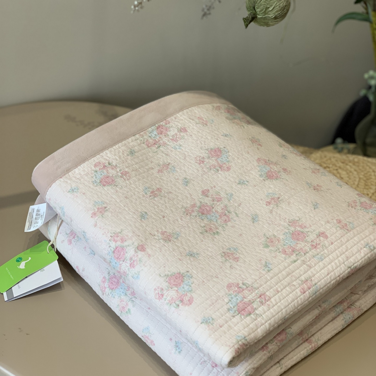 91家纺网 家纺一手货源 找家纺 汇庭 2025秋冬新款纱布绒单品床盖系列 薇薇粉