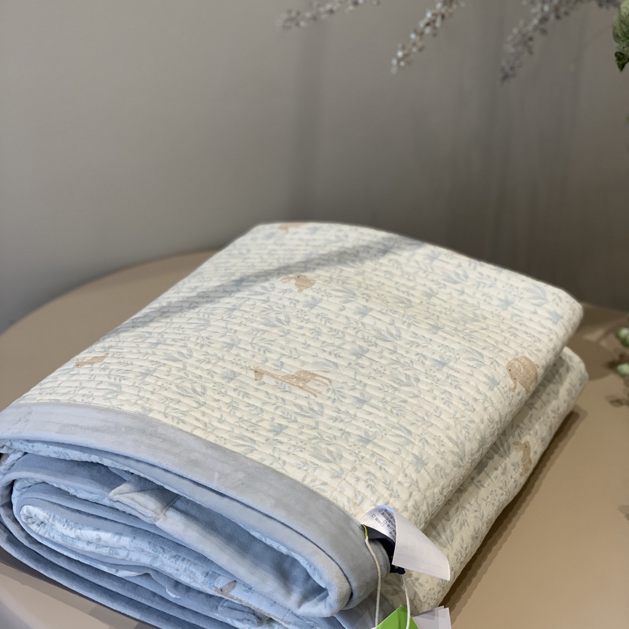 91家纺网 家纺一手货源 找家纺 汇庭 2025秋冬新款纱布绒单品床盖系列 鹿伙伴