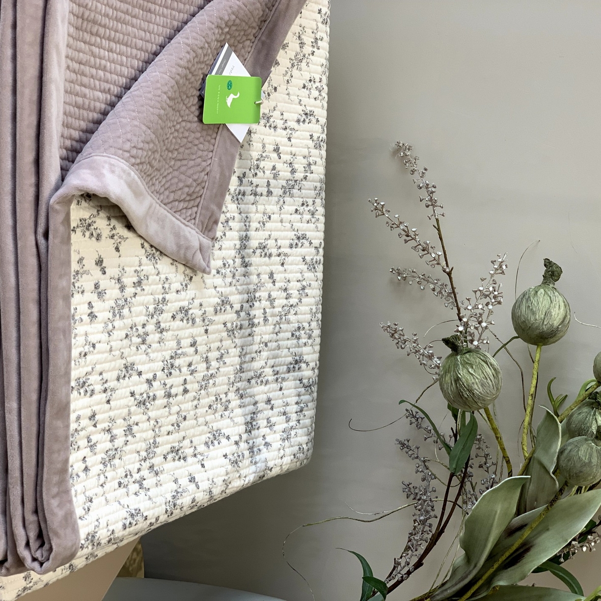 91家纺网 家纺一手货源 找家纺 汇庭 2025秋冬新款纱布绒单品床盖系列 蔓秋紫