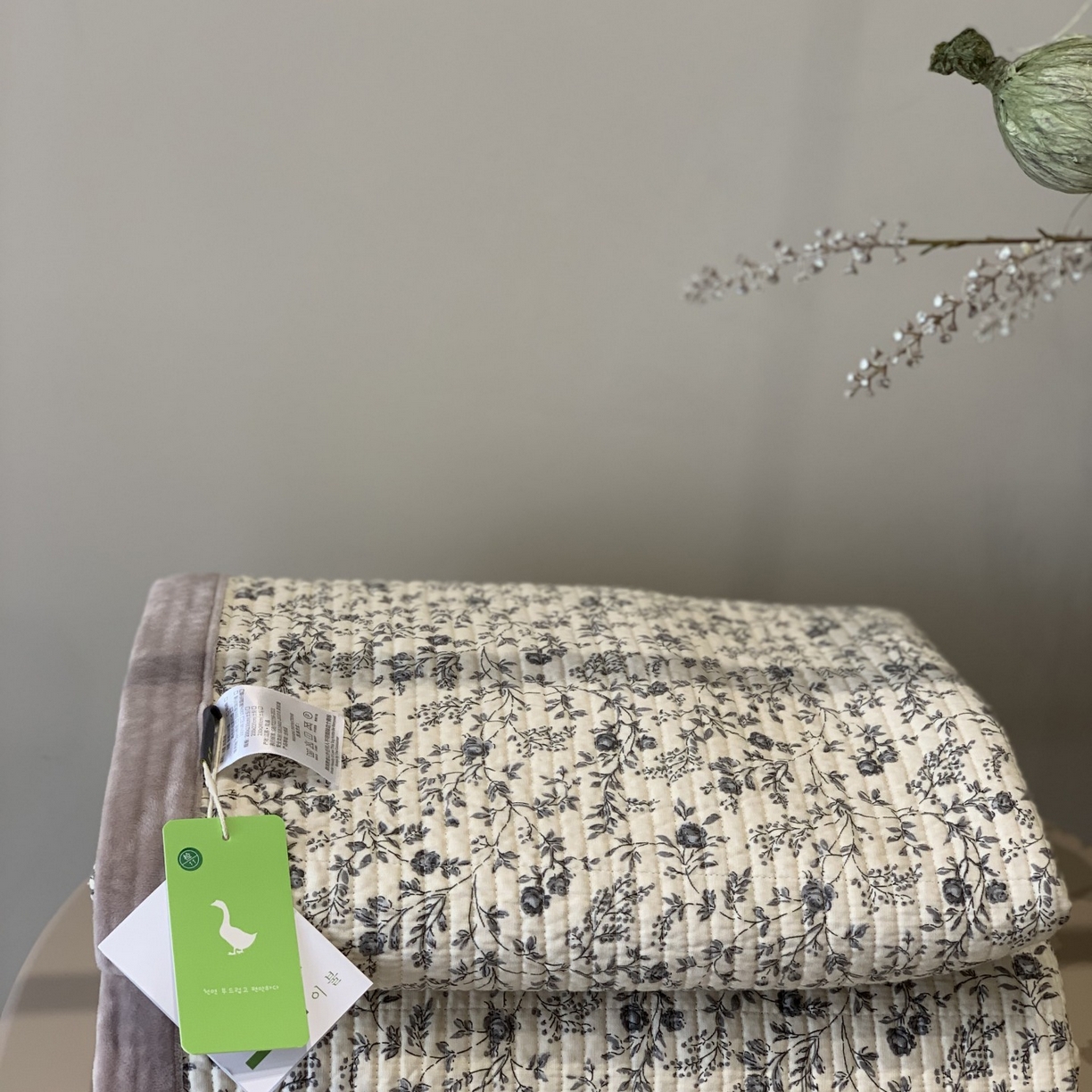 91家纺网 家纺一手货源 找家纺 汇庭 2025秋冬新款纱布绒单品床盖系列 紫珍妮