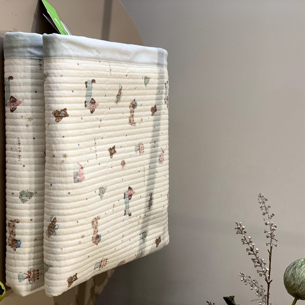 91家纺网 家纺一手货源 找家纺 汇庭 2025秋冬新款纱布绒单品床盖系列 麦当狗