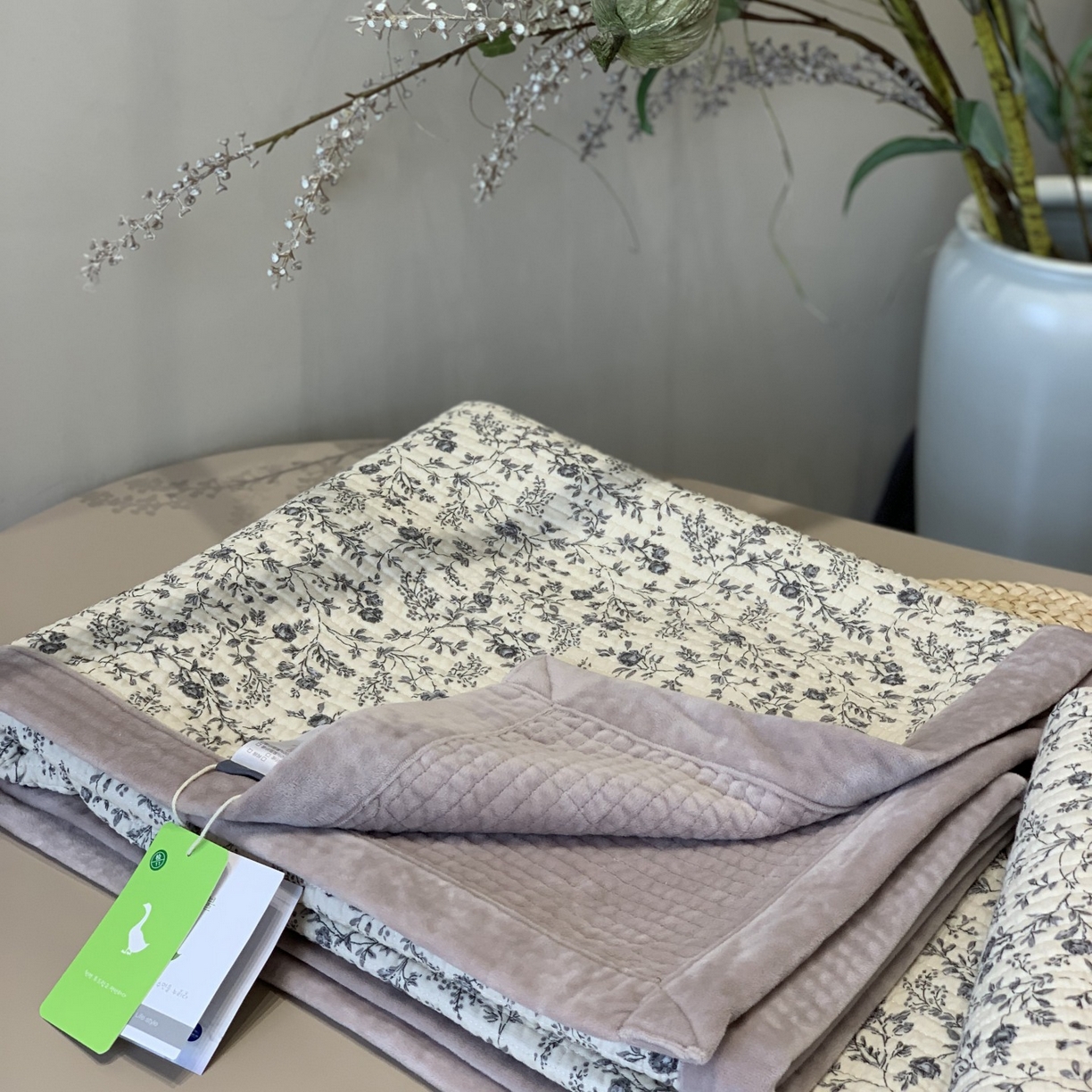 91家纺网 家纺一手货源 找家纺 汇庭 2025秋冬新款纱布绒单品床盖系列 紫珍妮