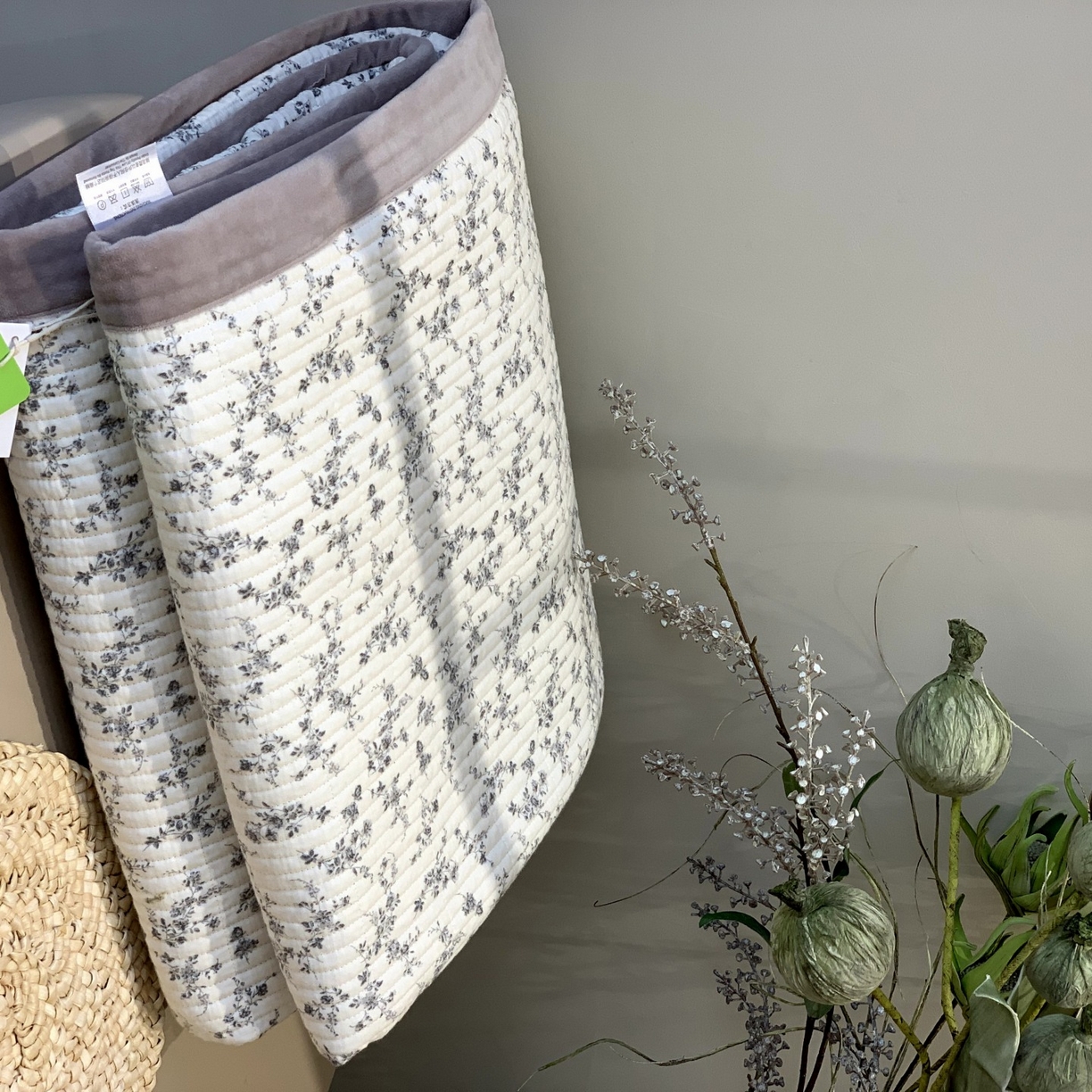 91家纺网 家纺一手货源 找家纺 汇庭 2025秋冬新款纱布绒单品床盖系列 蔓秋紫