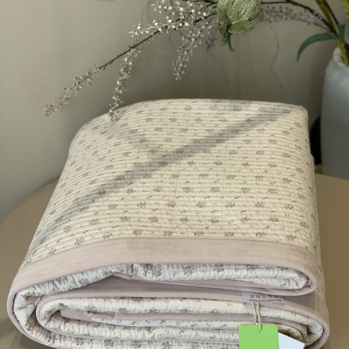 91家纺网 家纺一手货源 找家纺 汇庭 2025秋冬新款纱布绒单品床盖系列 蔓秋粉