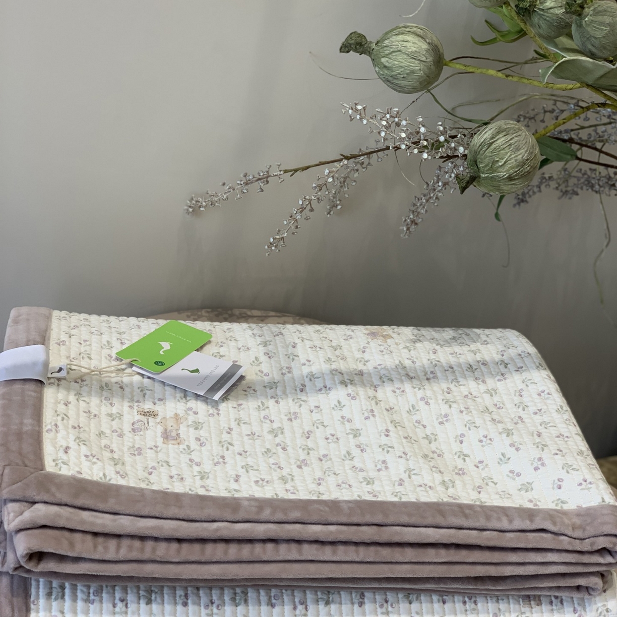 91家纺网 家纺一手货源 找家纺 汇庭 2025秋冬新款纱布绒单品床盖系列 紫西梅