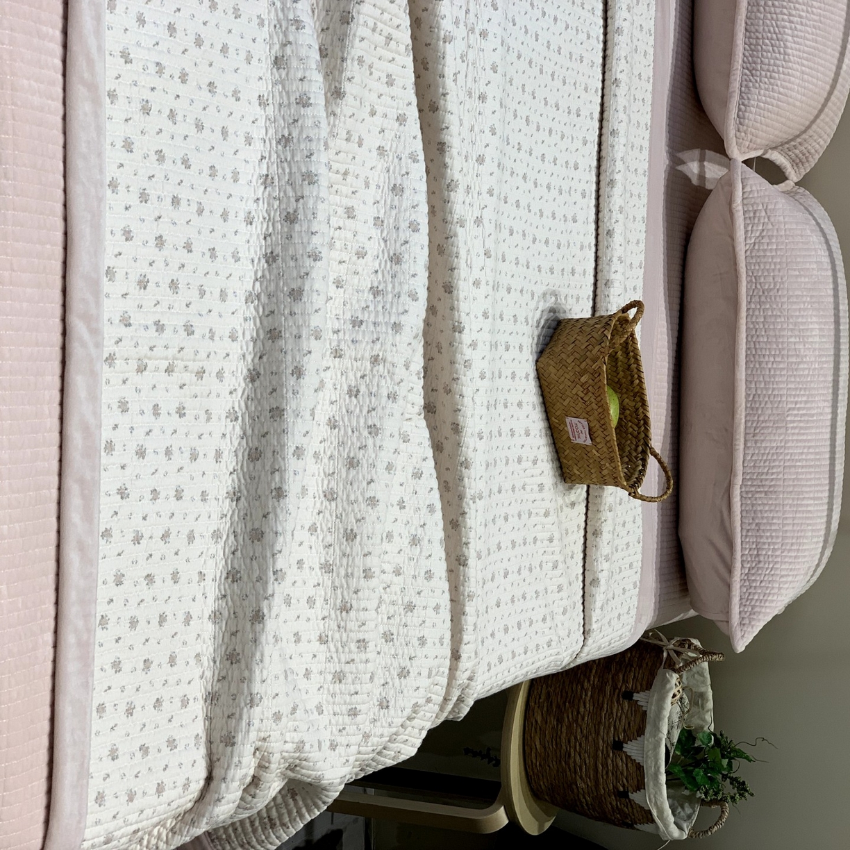 91家纺网 家纺一手货源 找家纺 汇庭 2025秋冬新款纱布绒单品床盖系列 蔓秋粉