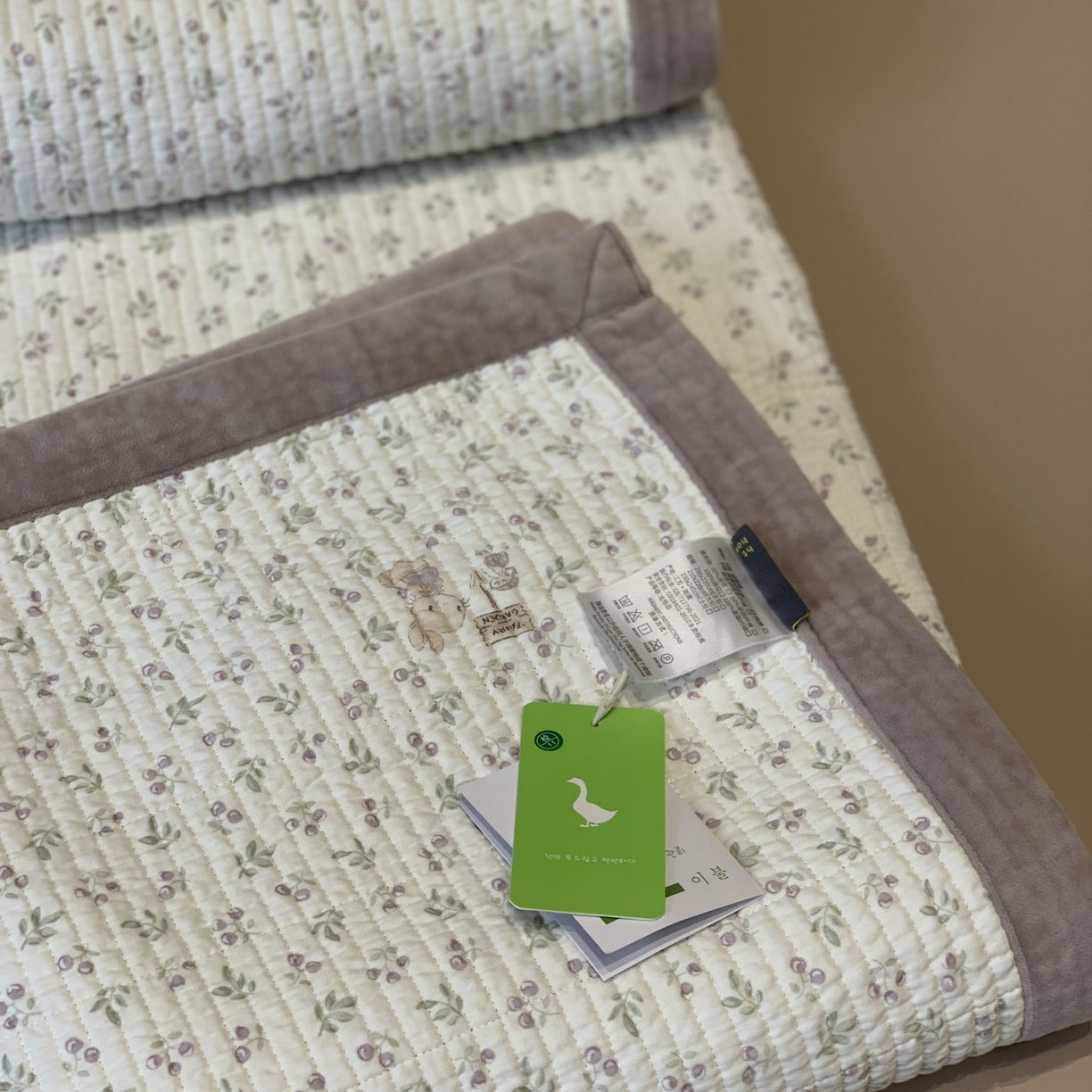 91家纺网 家纺一手货源 找家纺 汇庭 2025秋冬新款纱布绒单品床盖系列 紫西梅