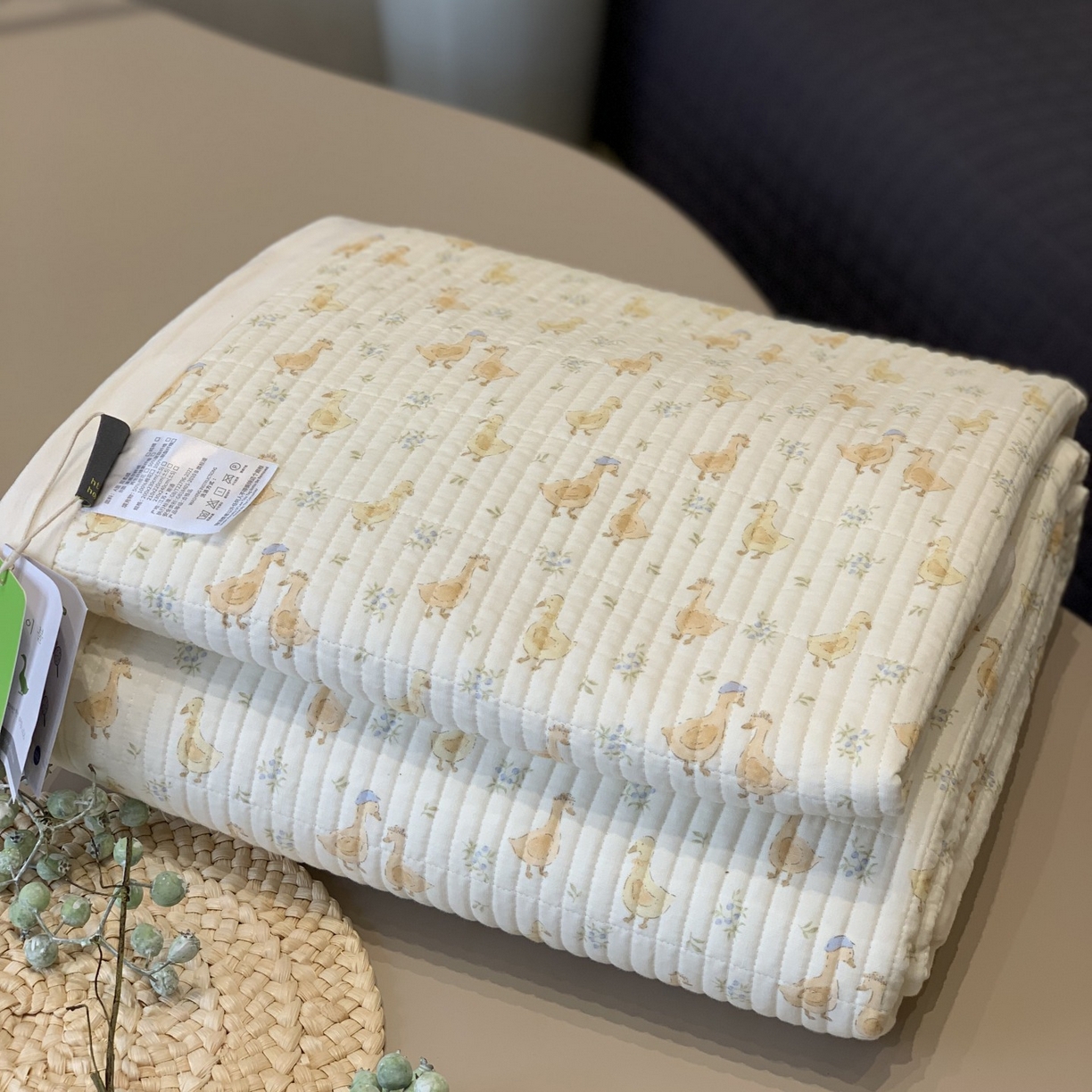 91家纺网 家纺一手货源 找家纺 汇庭 2025秋冬新款纱布绒单品床盖系列 鸭鸭成员