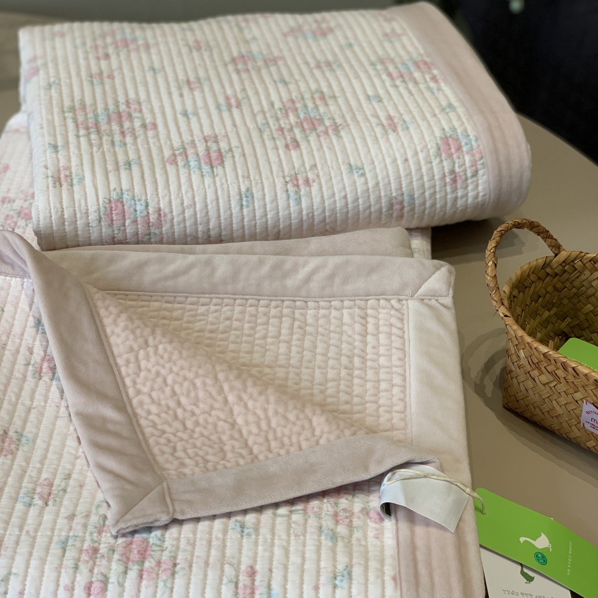 91家纺网 家纺一手货源 找家纺 汇庭 2025秋冬新款纱布绒单品床盖系列 薇薇粉