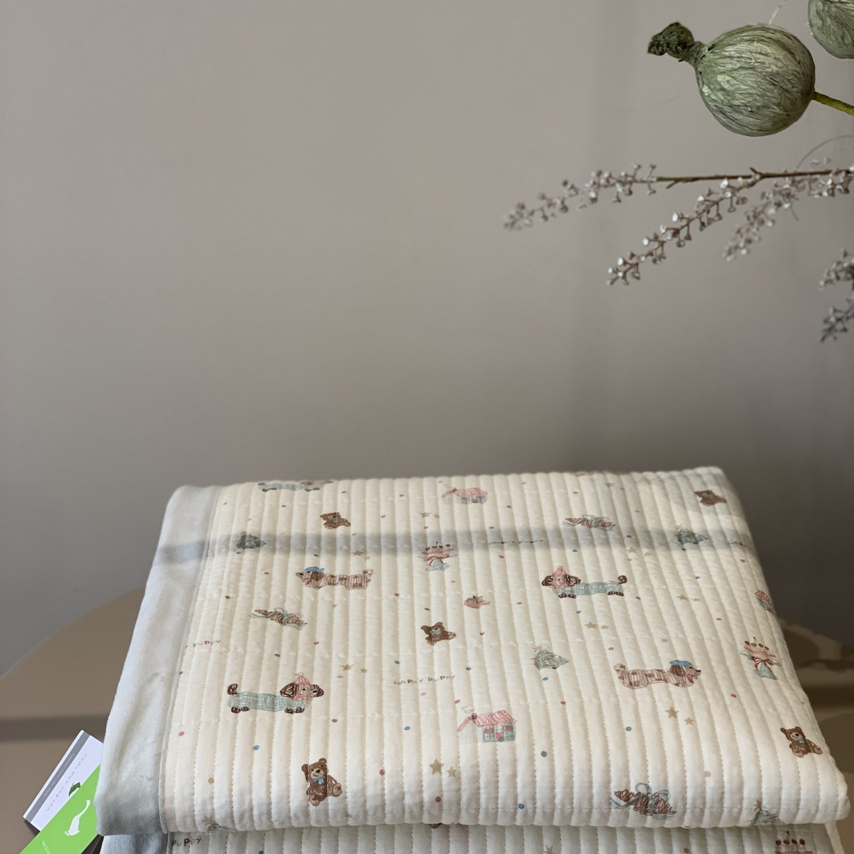 91家纺网 家纺一手货源 找家纺 汇庭 2025秋冬新款纱布绒单品床盖系列 麦当狗