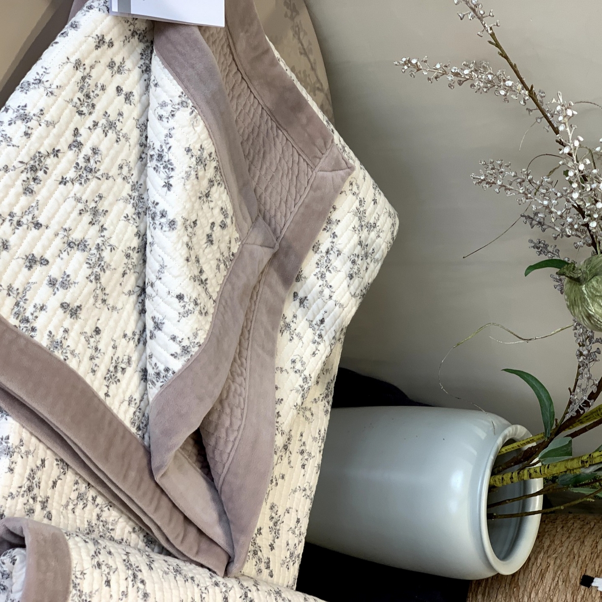 91家纺网 家纺一手货源 找家纺 汇庭 2025秋冬新款纱布绒单品床盖系列 蔓秋紫