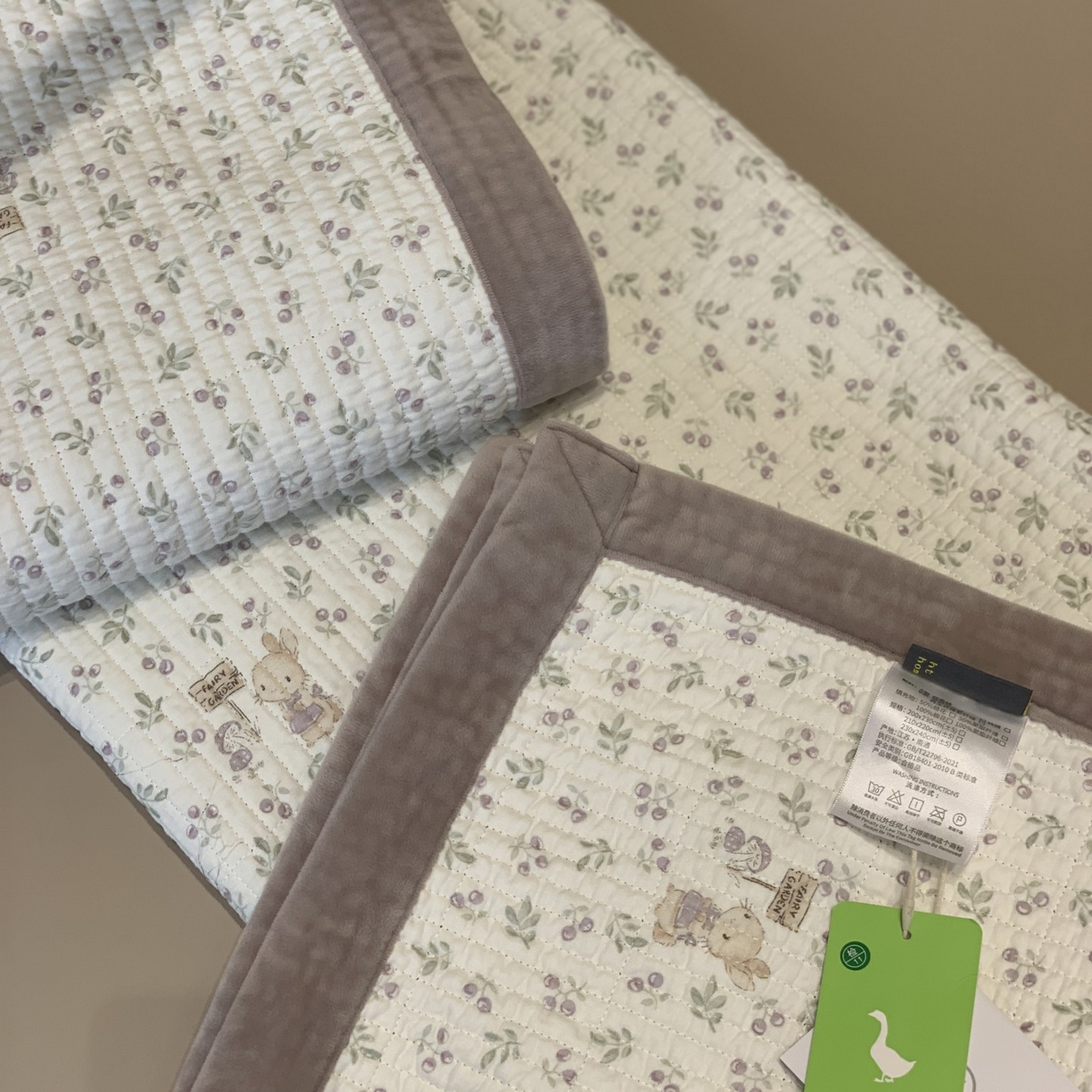 91家纺网 家纺一手货源 找家纺 汇庭 2025秋冬新款纱布绒单品床盖系列 紫西梅