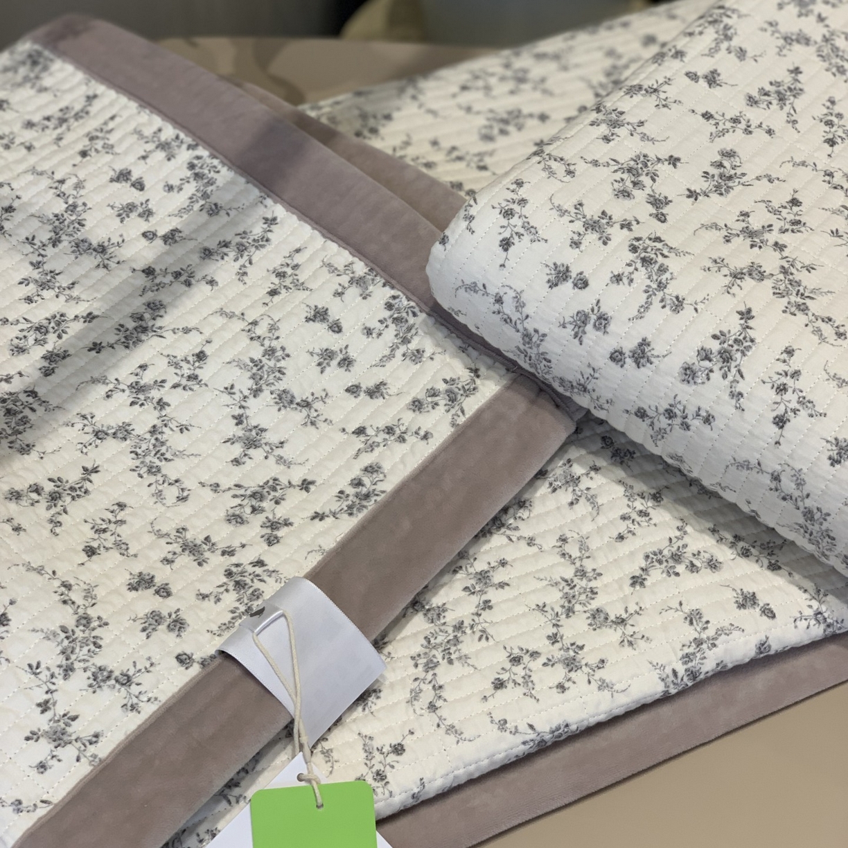 91家纺网 家纺一手货源 找家纺 汇庭 2025秋冬新款纱布绒单品床盖系列 蔓秋紫