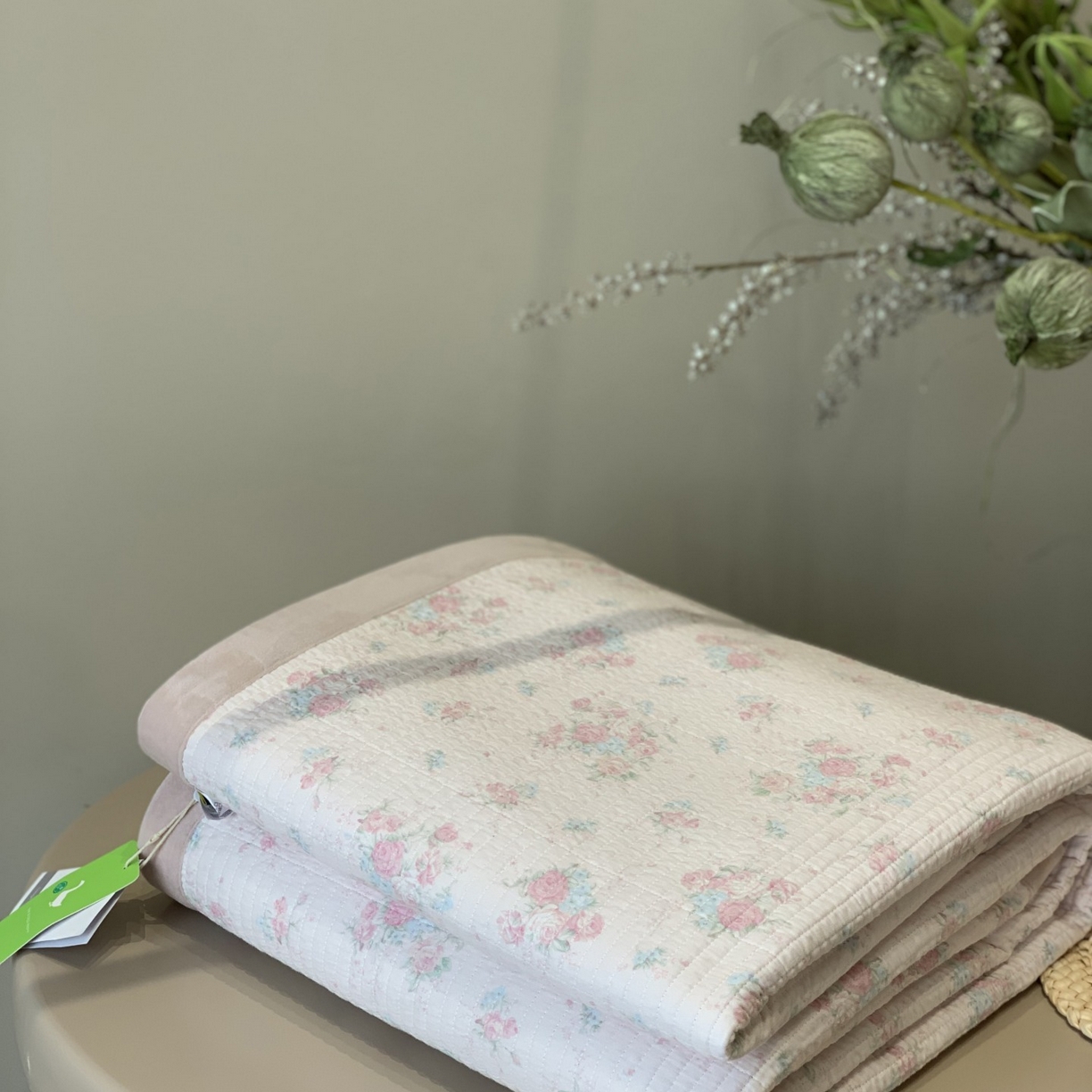 91家纺网 家纺一手货源 找家纺 汇庭 2025秋冬新款纱布绒单品床盖系列 薇薇粉