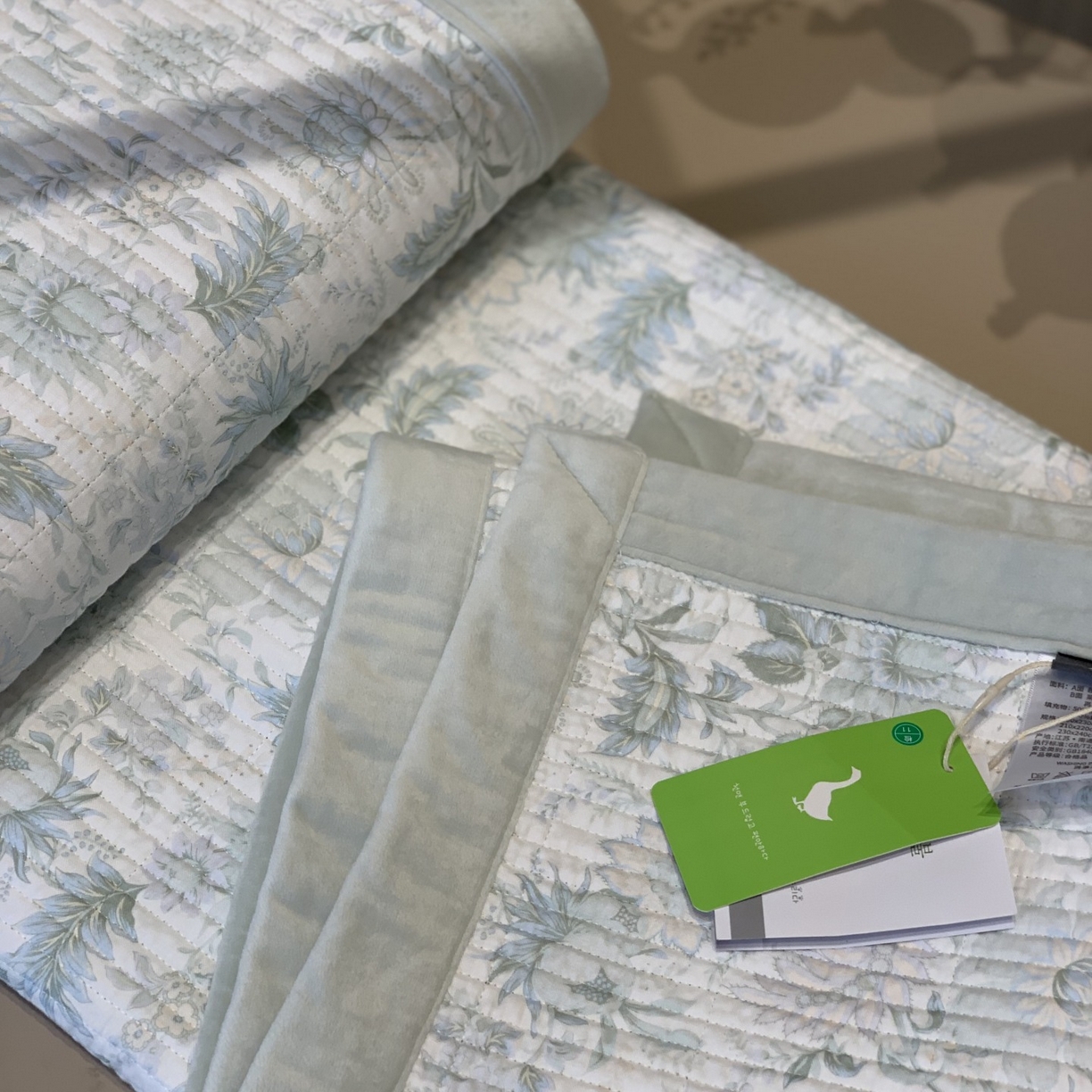 91家纺网 家纺一手货源 找家纺 汇庭 2025秋冬新款纱布绒单品床盖系列 富华绿