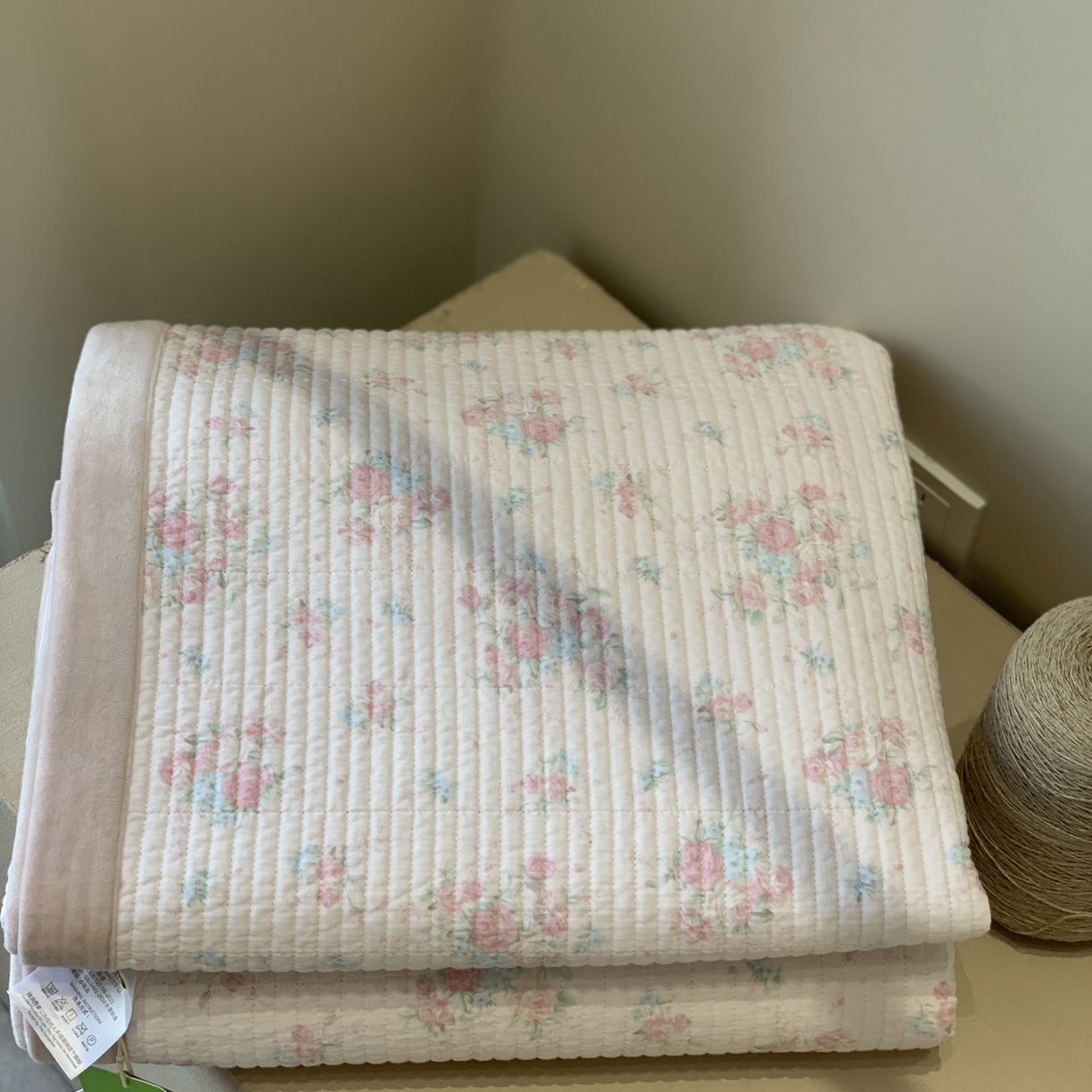 91家纺网 家纺一手货源 找家纺 汇庭 2025秋冬新款纱布绒单品床盖系列 薇薇粉