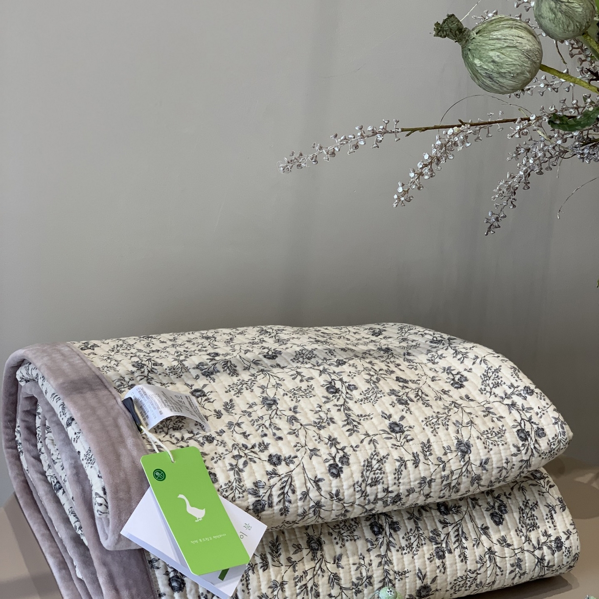 91家纺网 家纺一手货源 找家纺 汇庭 2025秋冬新款纱布绒单品床盖系列 紫珍妮