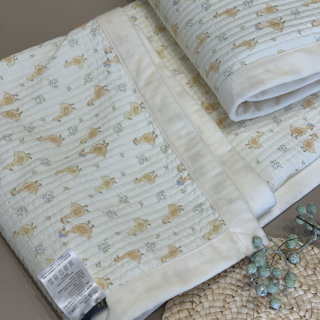 91家纺网 家纺一手货源 找家纺 汇庭 2025秋冬新款纱布绒单品床盖系列 鸭鸭成员